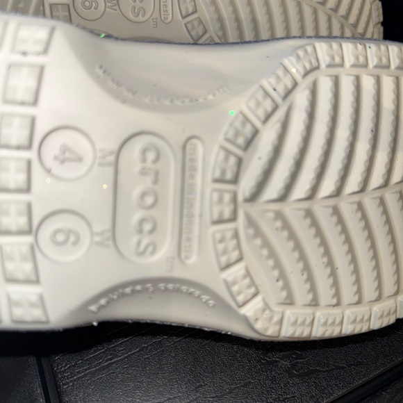🐊 New Crocs  Silver Glitter Clogs size 6 - Picture 11 of 11